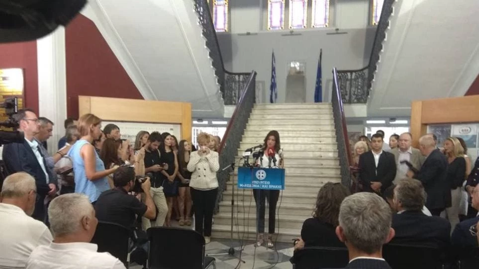 Κλαίγοντας και φωνάζοντας «ζήτω η Μακεδονία» παρέδωσε η Τσαρουχά – Τρακαρισμένη η Νοτοπούλου